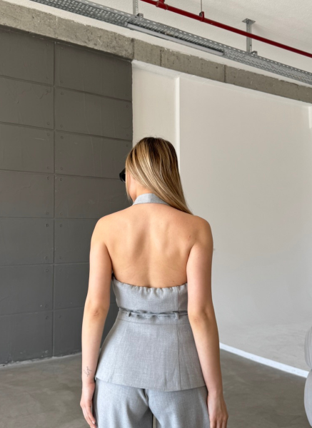 GRİ BOYUNDAN ASKILI YELEK