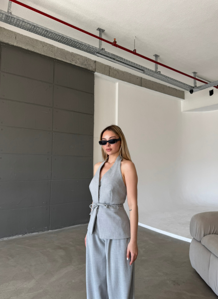 GRİ BOYUNDAN ASKILI YELEK