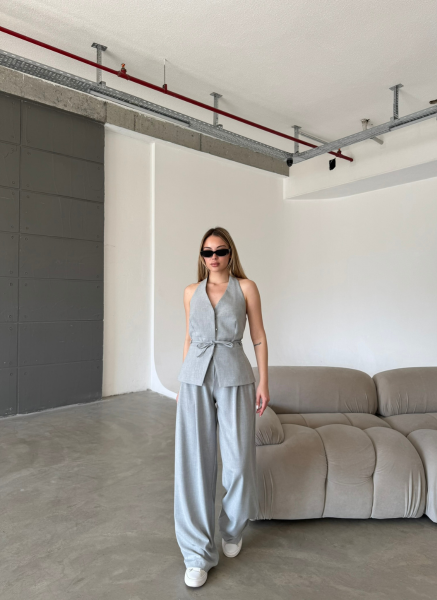 GRİ BOYUNDAN ASKILI YELEK