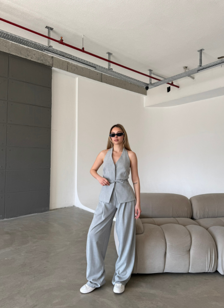 GRİ BOYUNDAN ASKILI YELEK