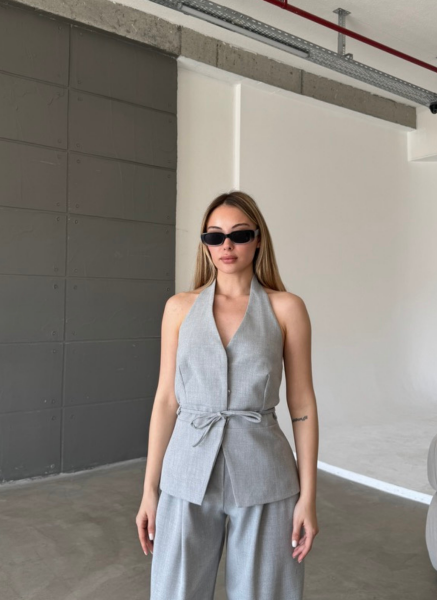 GRİ BOYUNDAN ASKILI YELEK