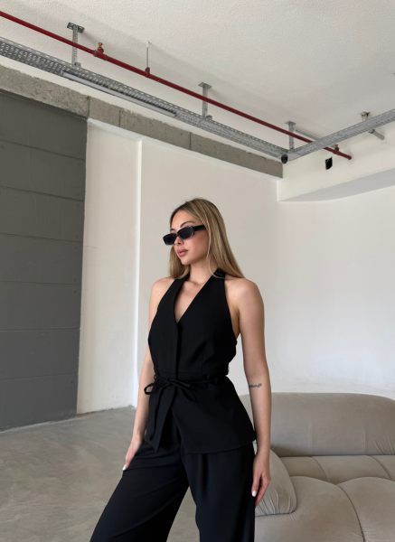 SİYAH BOYUNDAN ASKILI YELEK