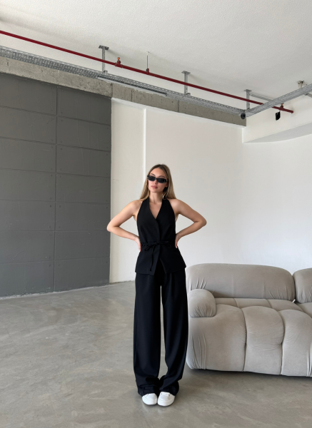 SİYAH BOYUNDAN ASKILI YELEK