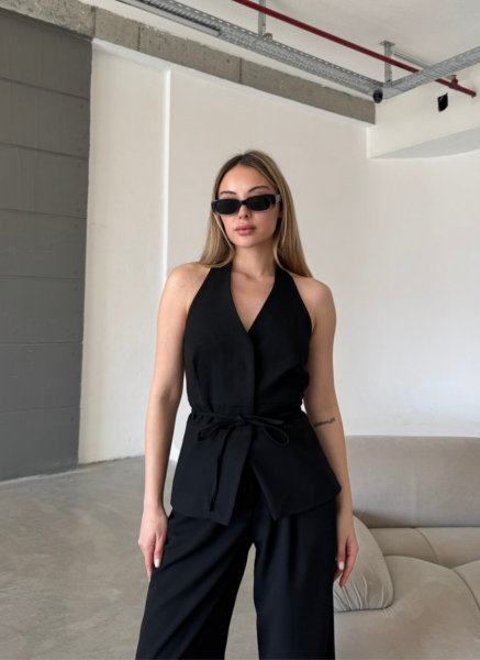 SİYAH BOYUNDAN ASKILI YELEK