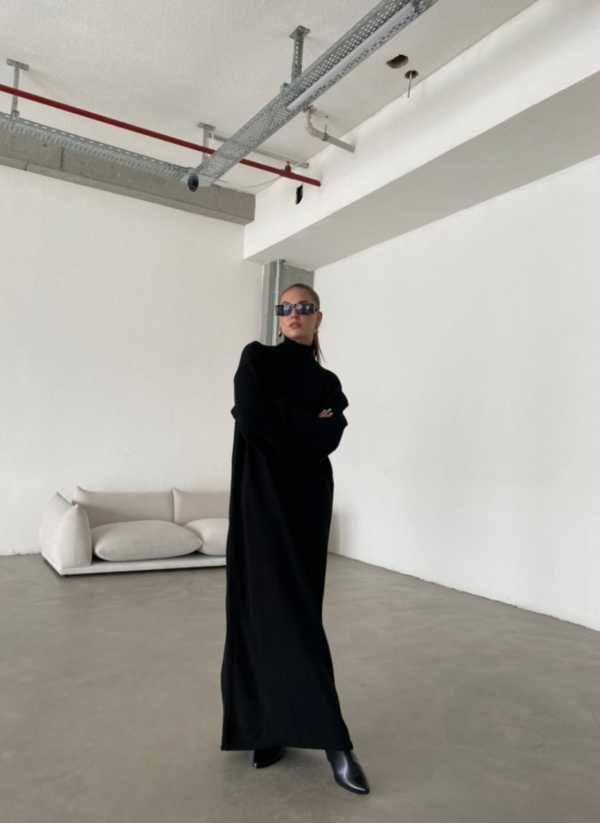 SİYAH BOĞAZLI TRİKO ELBİSE