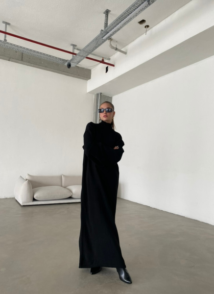 SİYAH BOĞAZLI TRİKO ELBİSE