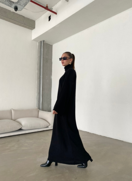 SİYAH BOĞAZLI TRİKO ELBİSE