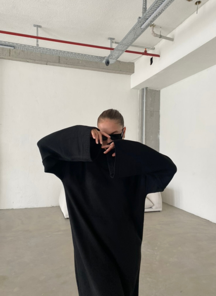 SİYAH BOĞAZLI TRİKO ELBİSE