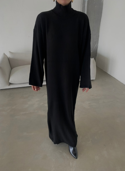 SİYAH BOĞAZLI TRİKO ELBİSE