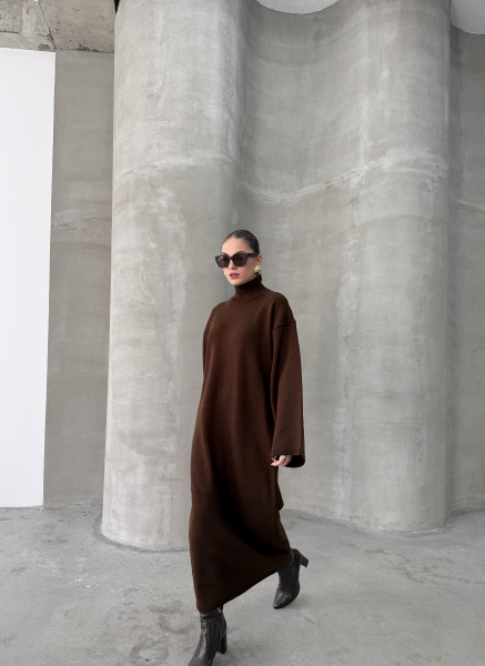 KAHVE BOĞAZLI TRİKO ELBİSE