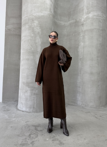 KAHVE BOĞAZLI TRİKO ELBİSE