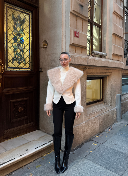 SUNİ DERİ KÜRK DETAYLI EKRU CEKET