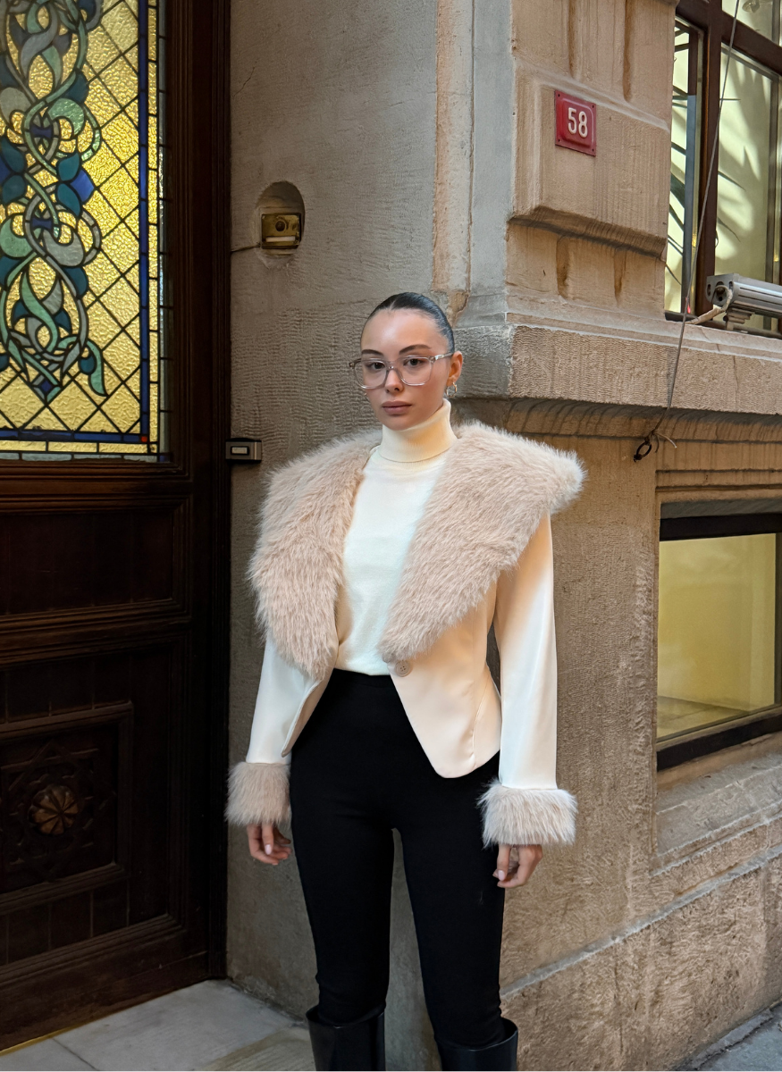 SUNİ DERİ KÜRK DETAYLI EKRU CEKET