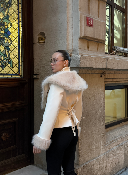 SUNİ DERİ KÜRK DETAYLI EKRU CEKET