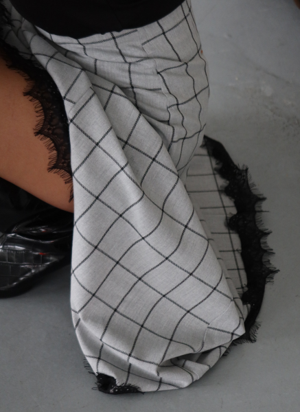 GRİ DANTEL DETAYLI KARELİ ETEK