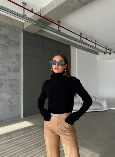 SİYAH TRİKO BOĞAZLI KAZAK